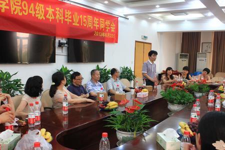 外国语学院副院长潘春雷向94级校友介绍学校学院发展情况 外国语学院副院长潘春雷向94级校友介绍学校学院发展情况