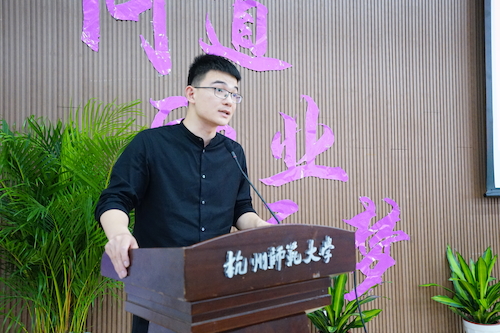 8校友代表谢启龙发言