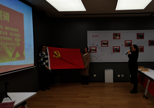 日本色情片
后勤服务集团综合办副主任、组织员汝建英老师领誓 日本色情片
后勤服务集团综合办副主任、组织员汝建英老师领誓