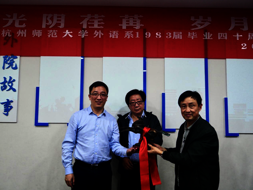 校友赠送纪念品 校友赠送纪念品