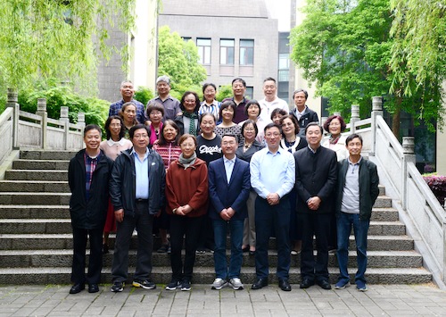 学院楼前石桥上合影 学院楼前石桥上合影