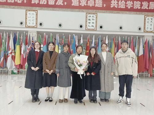 图二欧荣老师与学生合影 图二欧荣老师与学生合影