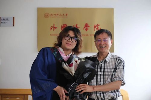 图三殷企平老师与学生合影 图三殷企平老师与学生合影