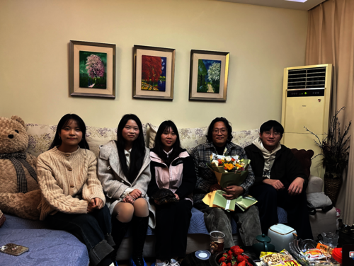 图四李佩仑老师与学生合影 图四李佩仑老师与学生合影