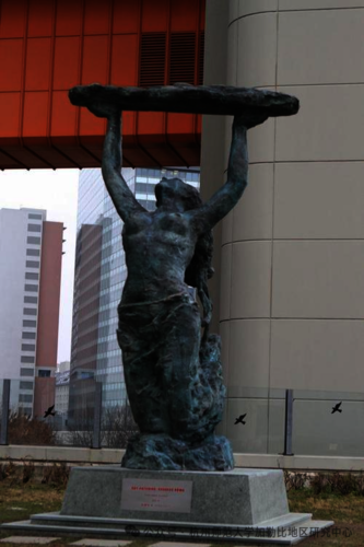 图五 袁熙坤先生创作并捐赠的“女娲补天”雕塑2021年入驻维也纳联合国中心 图五 袁熙坤先生创作并捐赠的“女娲补天”雕塑2021年入驻维也纳联合国中心